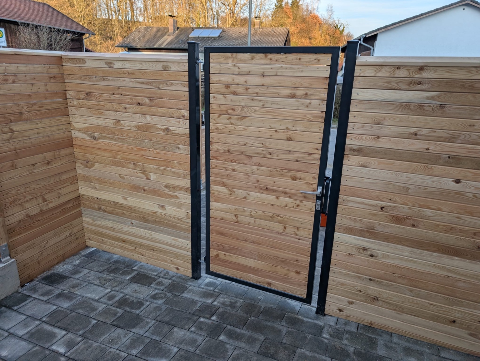 Sichtschutz & Tür – Holz mit Stahlrahmen