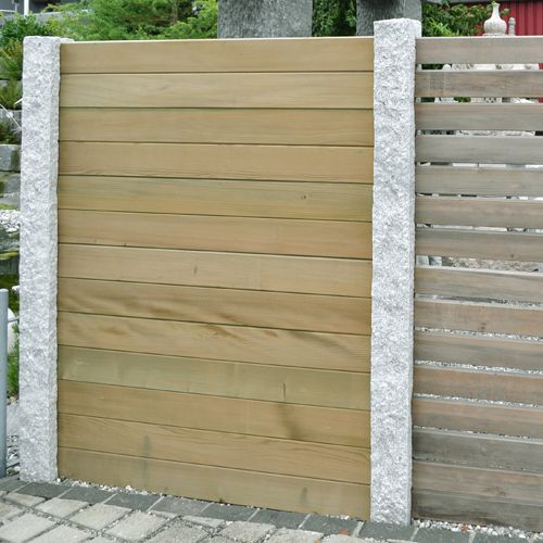 Holz mit Granitpfosten