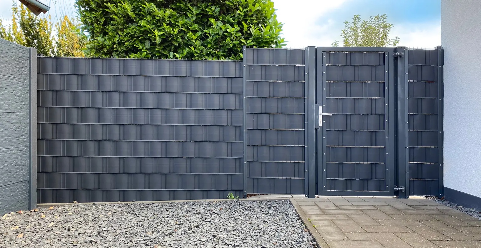 Moderner Sichtschutz mit Tür